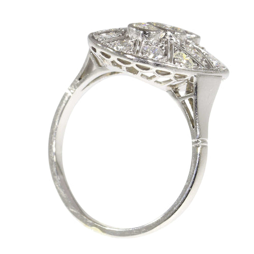 Romance éternelle : une bague en diamant Art déco des années 1950