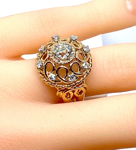 Bague 52 Bague en or jaune 18 carats , diamant 0,70 carat entouré de 8 diamants 58 Facettes AB493