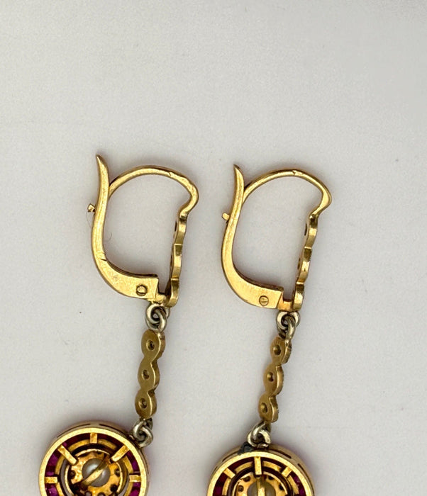 Boucles d'oreilles Dormeuses anciennes à pendeloques en or jaune, rubis, diamants, perle 58 Facettes