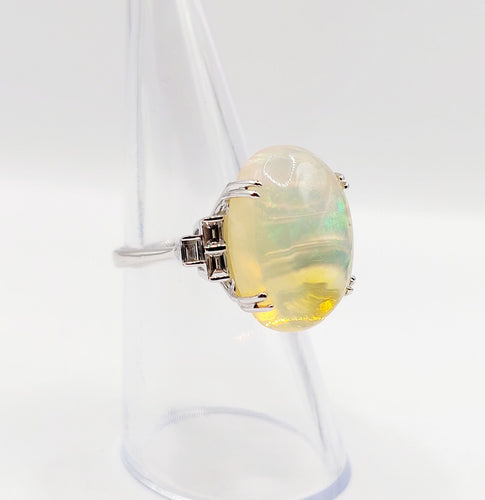 Bague cocktail vintage or blanc, opale cabochon 9,50 carats et diamants baguettes 58 Facettes A05976
