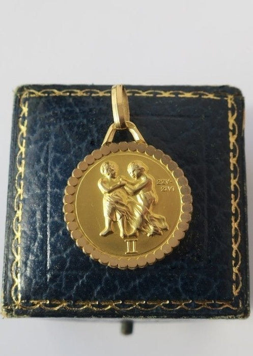 Pendentif Pendentif or jaune médaille zodiaque Gémeaux 58 Facettes