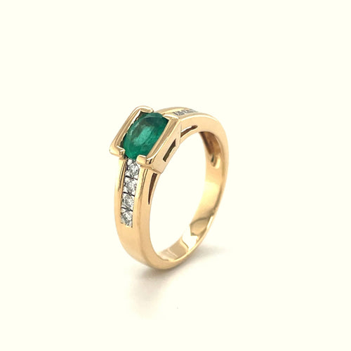 Bague 54 Bague or jaune , émeraude ovale et diamants 58 Facettes 7141