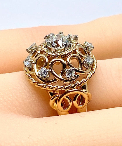 Bague 52 Bague en or jaune 18 carats , diamant 0,70 carat entouré de 8 diamants 58 Facettes AB493