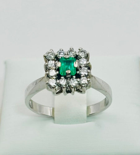 Bague en or avec halo d'émeraude et de diamant