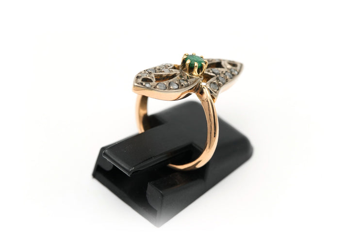 Bague 44 Bague en or jaune sertie d'une émeraude et de diamants 58 Facettes B578