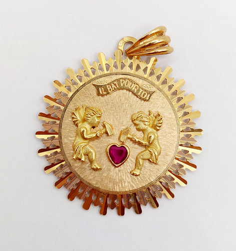 Pendentif Pendentif médaille d'amour or rose, angelots articulés "Il Bat Pour Toi" et rubis synthétique 58 Facettes A05878