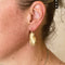 Boucles d'oreilles Boucles d'oreilles dormeuses anciennes en or jaune ciselé 58 Facettes