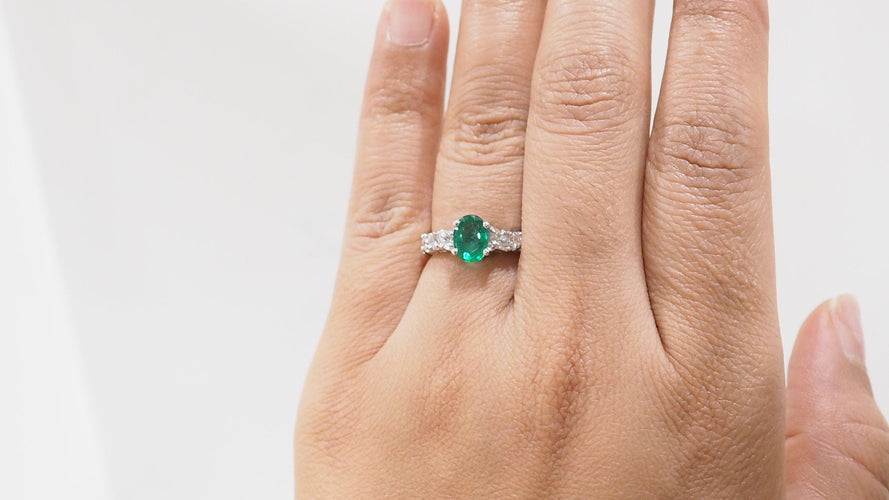 Bague 53 Bague en or blanc, émeraude et diamants 58 Facettes 32626