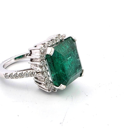 Bague 48 Bague en or blanc avec émeraudes et diamants 58 Facettes