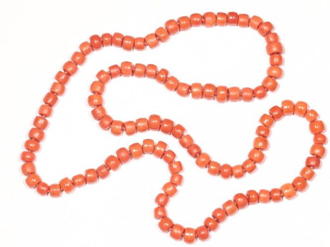 Échos de l'illumination : Collier de corail sanguin