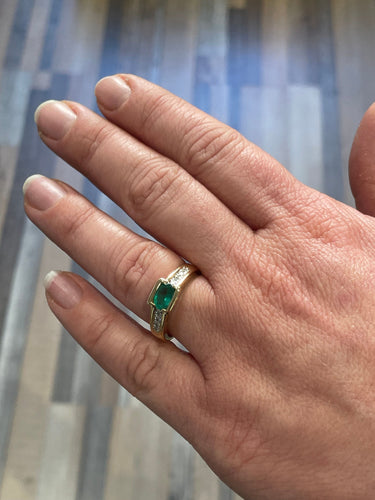 Bague 54 Bague or jaune , émeraude ovale et diamants 58 Facettes 7141