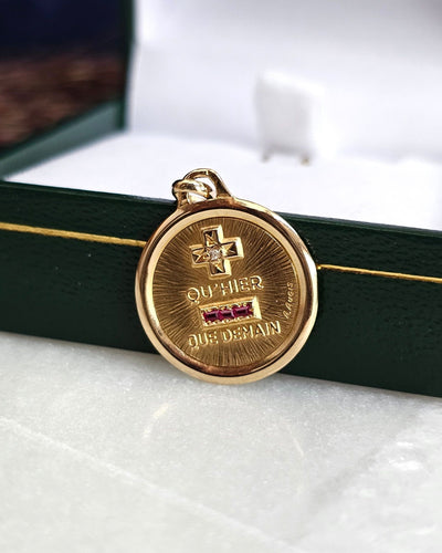 Pendentif Augis - Médaille d'amour en or jaune 18 carats, diamant et rubis 58 Facettes 444B