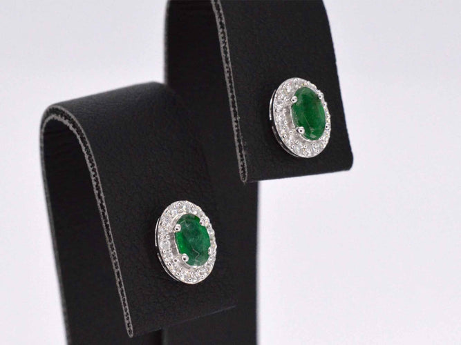 Boucles d'oreilles Boucles d'oreilles en or blanc avec diamants et émeraude 58 Facettes 2015