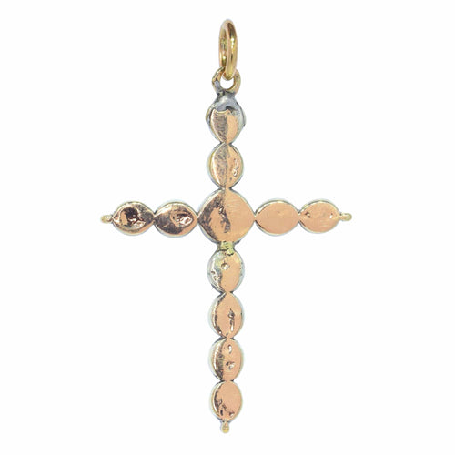 Pendentif Une croix à porter : l'élégance du diamant au XVIIIe siècle 58 Facettes 22074-0044