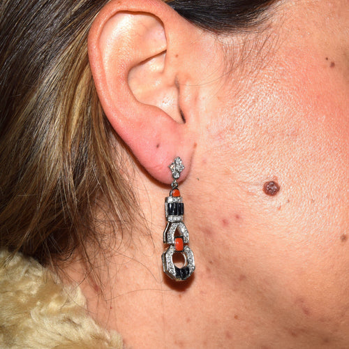 Boucles d'oreilles Boucles d'oreilles Art déco en platine ornées d'onyx, de corail et de diamants de 1,50 ct 58 Facettes OR156