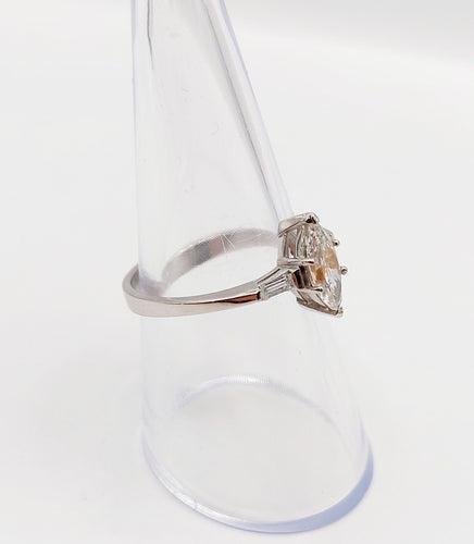 Bague 55 Bague solitaire diamant taille navette et baguettes en or blanc 18k 58 Facettes A06479