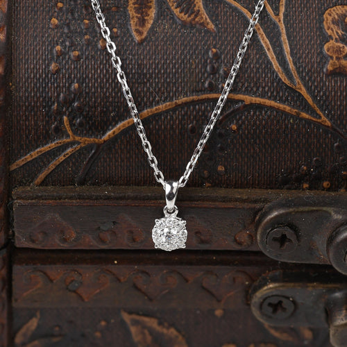 Collier en or blanc avec pendentif en diamant taille brillant