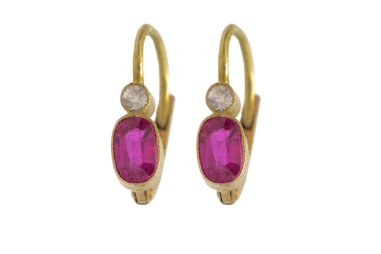 Boucles d'oreilles Boucles d'oreilles délicates en or avec rubis synthétique, Hongrie, 1ère moitié du 20ème siècle. 58 Facettes KS126
