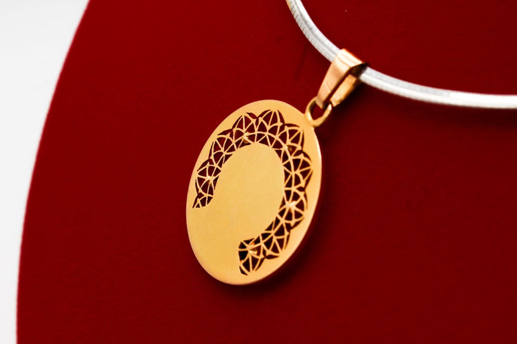 Pendentif Grande médaille vierge or jaune et diamants 58 Facettes 250163