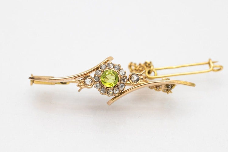 Broche Broche ancienne en or jaune avec olivine et diamants. 58 Facettes 10280