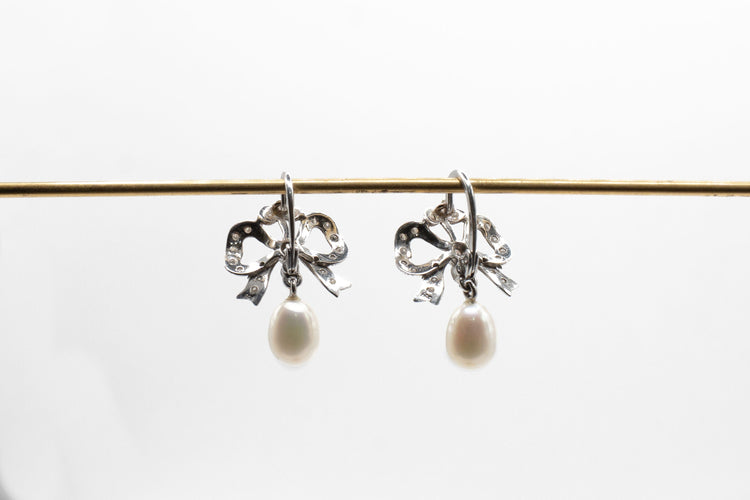 Boucles d'oreilles Boucles d'oreilles or blanc Noeuds perles et diamants 58 Facettes 5864