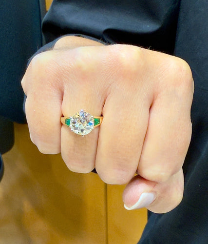 Bague 52 Solitaire en or et platine , diamant 3,85 carats , émeraudes 58 Facettes