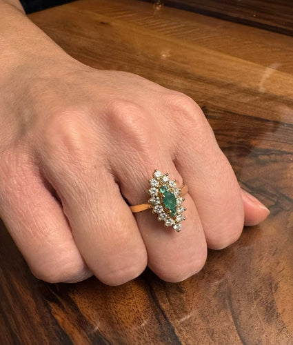 Bague 57 Bague marquise en or émeraudes et diamants 58 Facettes