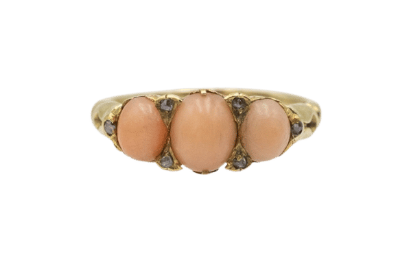 Bague 48 Bague en or jaune ornée de roses en corail et diamants 58 Facettes 11544