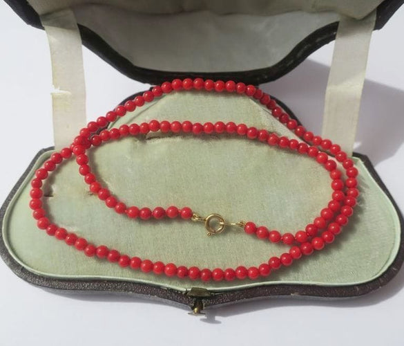 Collier Collier choker corail rouge fermoir or jaune 58 Facettes