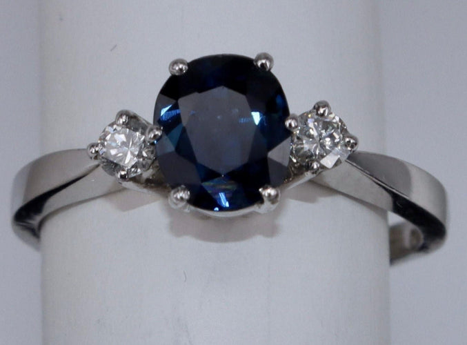 Bague 48.5 Bague ovale en or blanc avec saphirs et diamants 58 Facettes BA-148