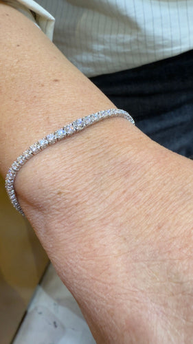 Bracelet Bracelet Tennis rivière de diamants , or blanc 18 carats 58 Facettes