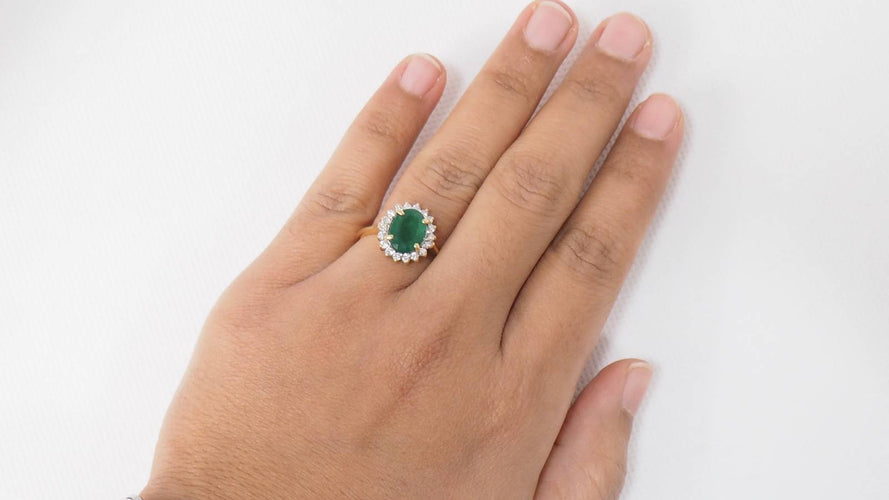 Bague 60 Bague marguerite en or jaune, émeraude ovale et diamants 58 Facettes 30768