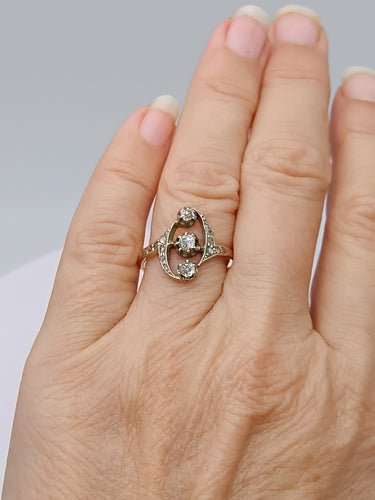 55 Bague Belle Époque en or jaune et platine, trio de diamants 58 Facettes