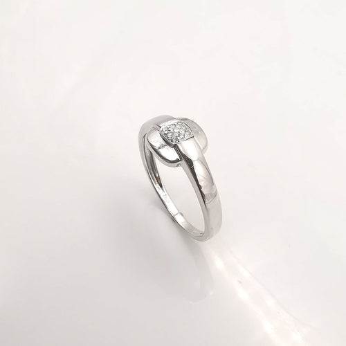 56 Bague en or blanc et diamants 58 Facettes