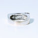 Bague 53 Bague moderniste en or blanc et diamants noirs et blanc 58 Facettes 240 206