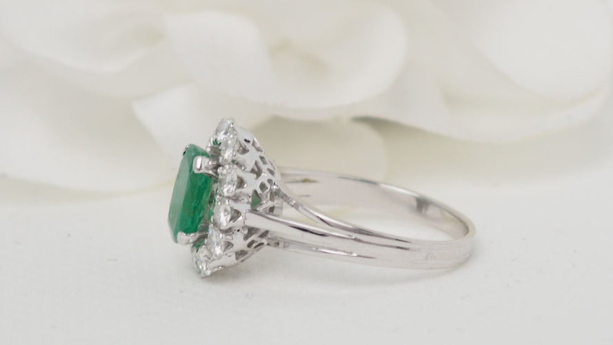 Bague 55 Bague entourage en or blanc, émeraude ovale et diamants 58 Facettes 32326