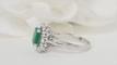 Bague 55 Bague entourage en or blanc, émeraude ovale et diamants 58 Facettes 32326