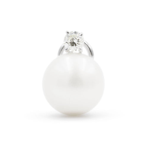 Boucles d'oreilles Boucles d'oreilles en or blanc ornées de perles australiennes et de diamants 58 Facettes 13285