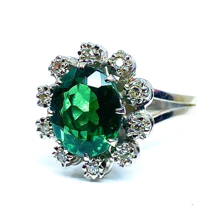 Bague 48 Bague or blanc, pierre verte et 10 diamants 58 Facettes AB426