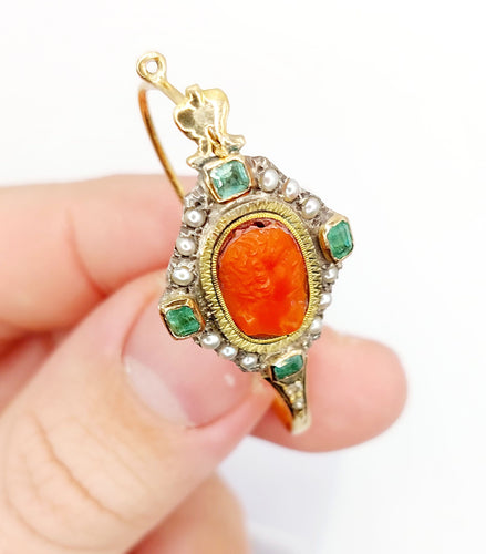 Boucles d'oreilles Dormeuses XXL poissardes victoriennes or jaune, camée corail, émeraudes (circa 1850 58 Facettes A06366