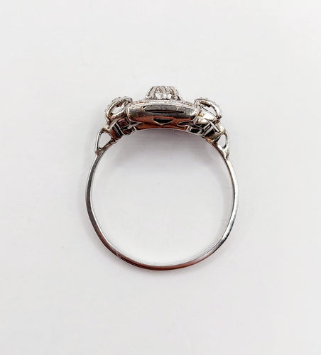 Bague 55.5 Bague Tank Art Déco or blanc, diamants et monture géométrique (circa 1920) 58 Facettes A06221