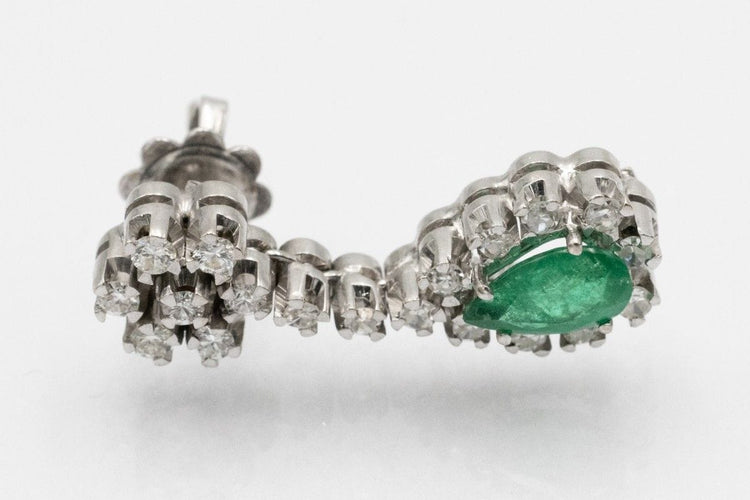 Boucles d'oreilles Boucles d’oreilles pendantes en or blanc 14k, émeraudes et diamants 58 Facettes 11569