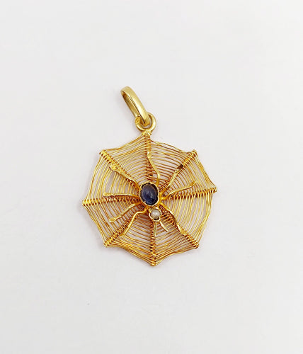 Pendentif vintage or jaune araignée sur sa toile, pierre bleue et perle 58 Facettes A06223