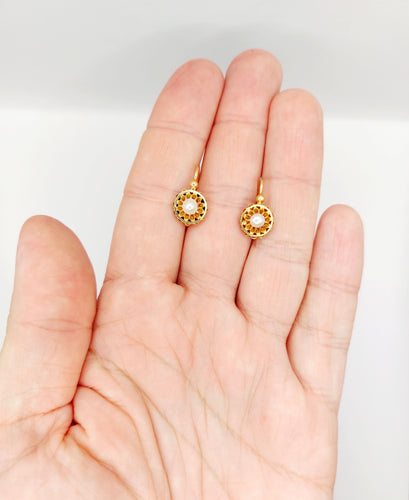 Boucles d'oreilles Dormeuses fleurs antiques en or 18k et perles (circa 1900) 58 Facettes A06493