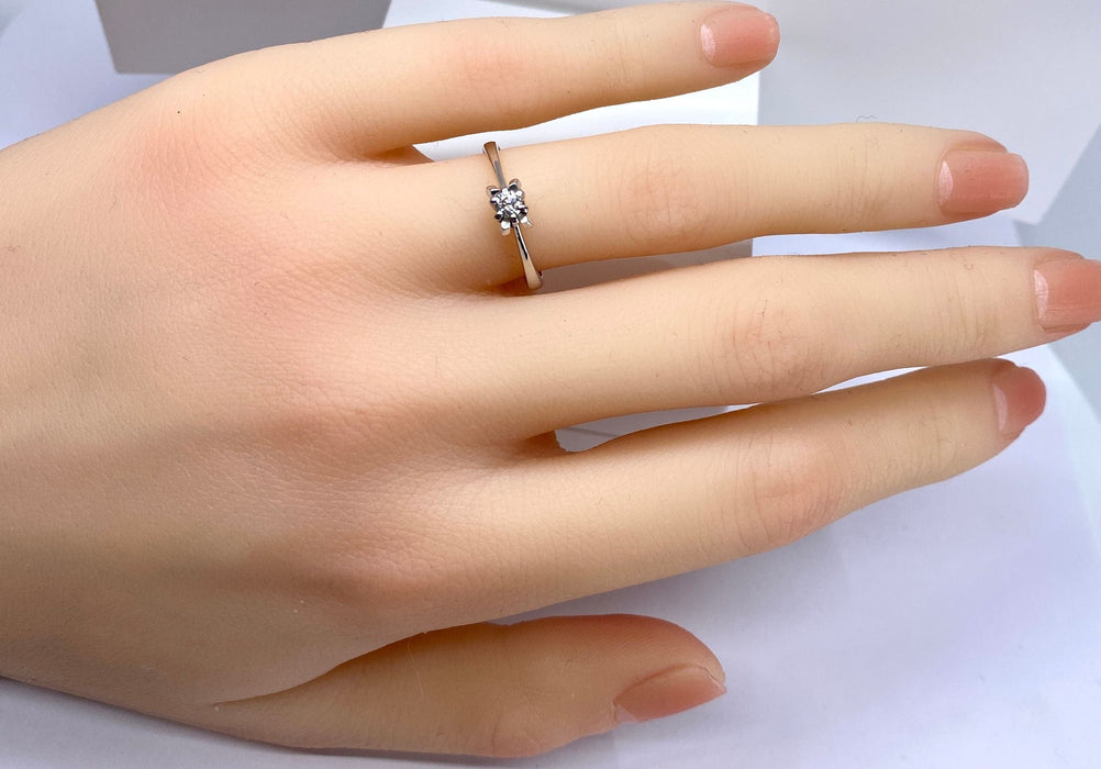 Bague solitaire en or blanc et diamants