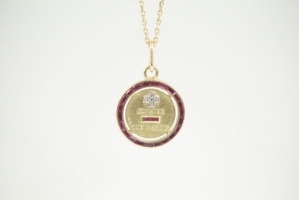 Pendentif AUGIS - Médaille or jaune rubis diamants 58 Facettes