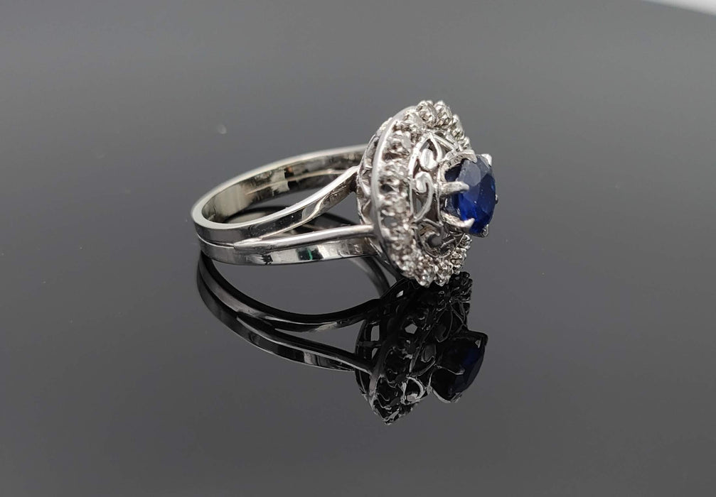 Bague or gris et platine, saphir, diamants