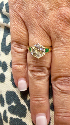 Bague 52 Solitaire ancien or jaune et platine, diamant et émeraudes 58 Facettes