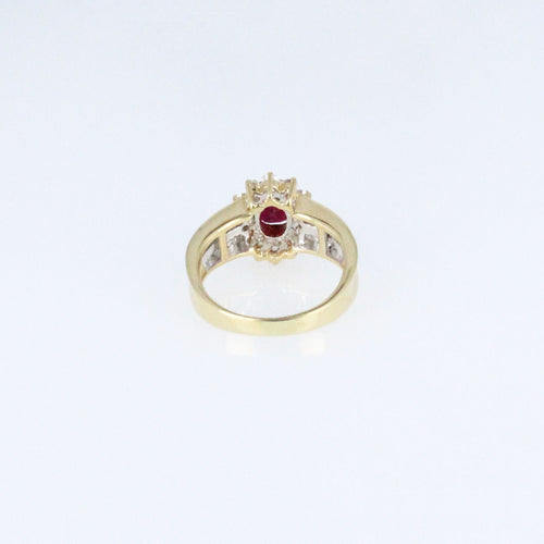 Bague 50 Bague en or jaune, sertie d'un rubis taille ovale entouré de diamants 58 Facettes 001.41417
