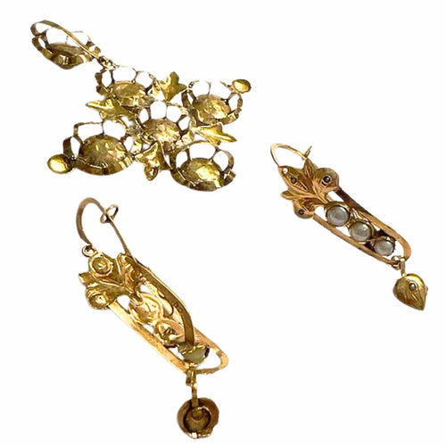 Boucles d'oreilles Conjunto de broche y pendientes con perlas de oro 58 Facettes Q43B
